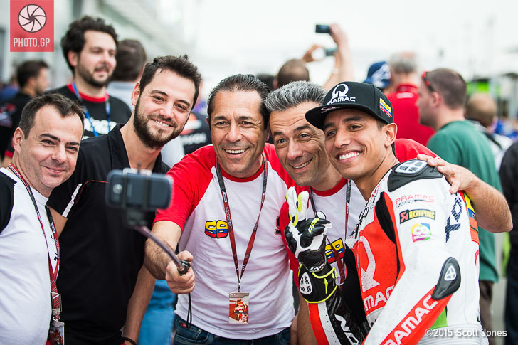 Yonny Hernandez team selfie