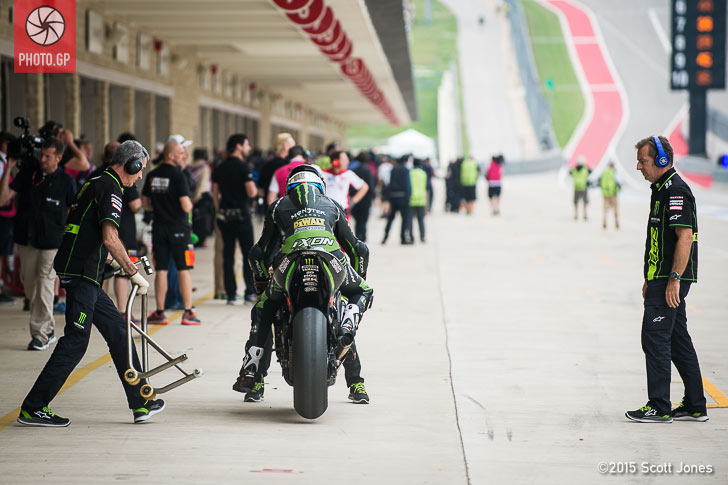 Bradley SMith Herve Poncharal pit lane cota 2015