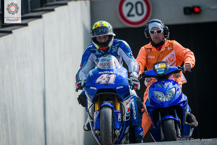 Aleix Espargaro scooter push Sachsenring 2015