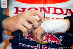 Marc-Marquez-hands-Phillip-Island-2015-L